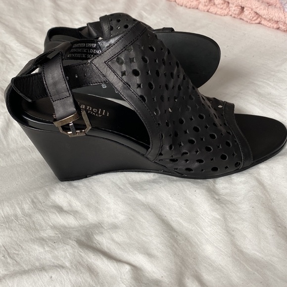 🤑 5/$25 New without tags black leather wedge. Made in Italy. Size 40. - Picture 3 of 3